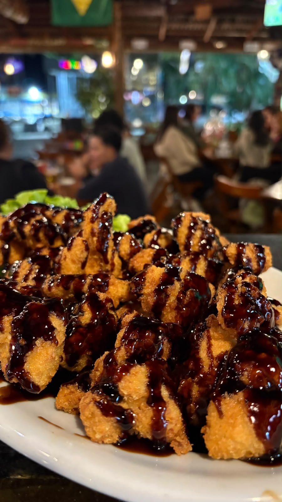 Frango e tilápia oriental empanados com molho